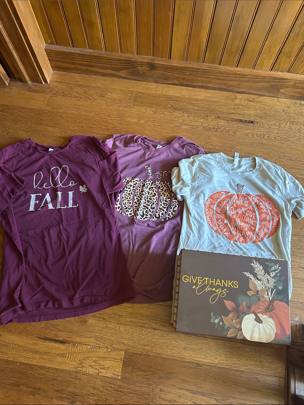 Fall Graphic Tee bundle comes with decorative box 🍂